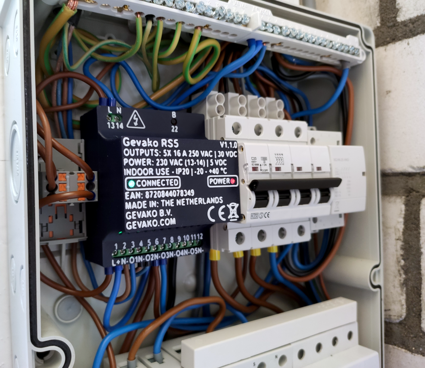 Een gedetailleerd overzicht van de installatie en bedrading van het Gevako RS5 slim relais binnenin een elektrische groepenkast.