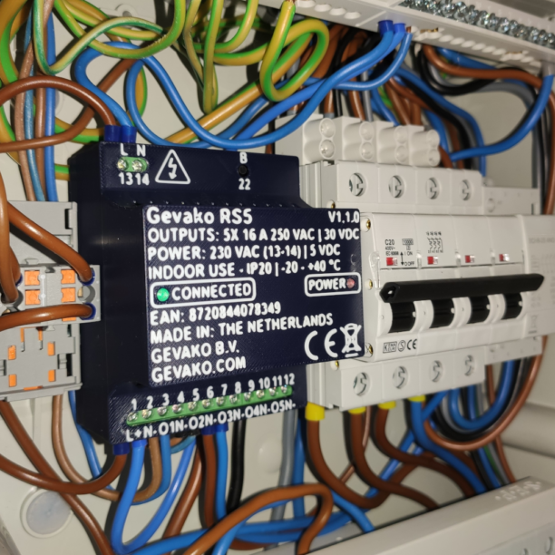 Een gedetailleerd overzicht van de installatie en bedrading van het Gevako RS slim relais binnenin een elektrische groepenkast.